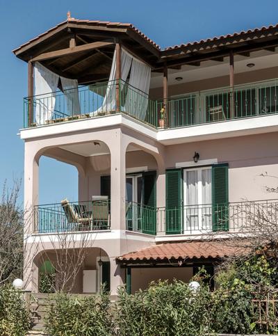 Santa Maroma Rooms & Houses