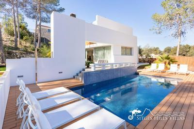 Stunning Villa Angeles with Private Pool and AC close to Sitges