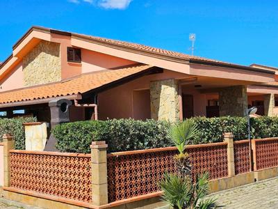 Helle editerrane Villa mit terrasse und garten nur 50 meter vom meer entfern - b57501