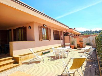 Helle editerrane Villa mit terrasse und garten nur 50 meter vom meer entfern - b57316