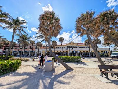 Coastal Harbor, King Bed, Pickleball Gear, Golf set, BBQ- 1 dollar rides to Beach, by Maven Vacation Rentals