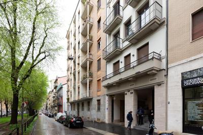 Mac Mahon - Colorful Apartment with balcony!