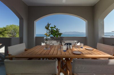 Zoe's Place - 2 BD Beachfront Apartment