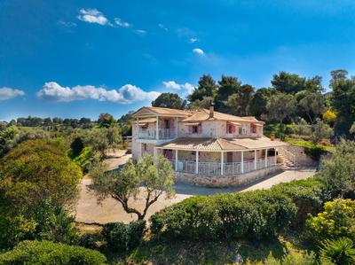 Mirabilia Loft - Amazing Views and Steps from Banana Beach