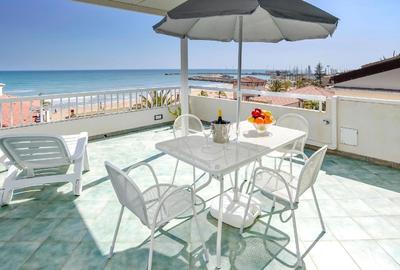 Wohnung in Marina Di Ragusa mit Möblierter Terrasse und Meerblick