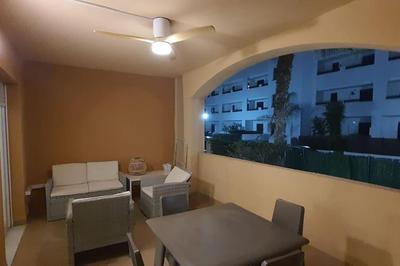 Bajo con patio, piscina y playa a 200 metros