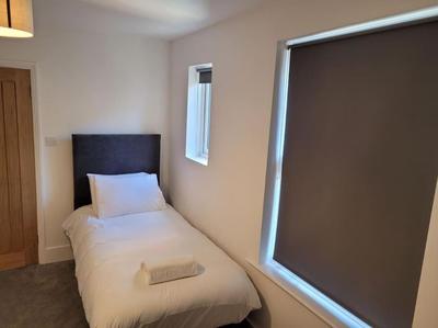 3 Bedroom Victorian Detached 6 beds Central Location 2x Long Parking Bays The Railway pub Nearby