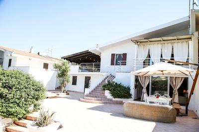 House, just 1 minute from the beach