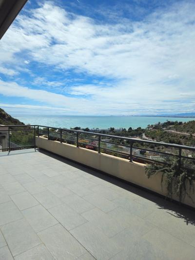 Lujoso apartamento con vistas al mar