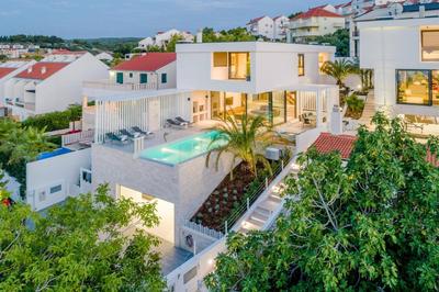 Luxury Villa Pont infinity heated pool