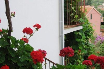 Appartement in Jelsa mit Garten und Grill
