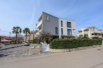 Luxurious Urban Retreat Apartment with Whirlpool and Private Parking