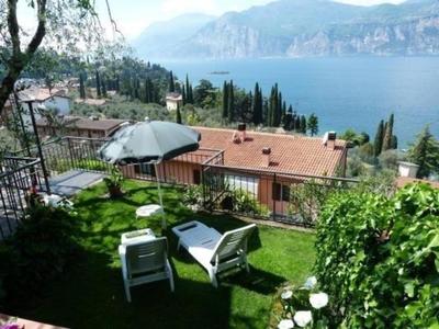 Gemütliche Ferienwohnung in Malcesine mit Terrasse, gemeinsamem Pool und Garten und Seeblick