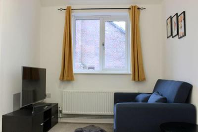 Modern Guest Lodge, Centrally Located, Free Parking, 8 Min to LGW Airport