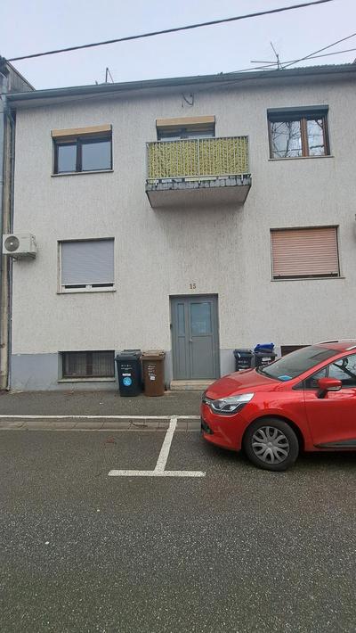 Johnny Apartment, public parking nearby