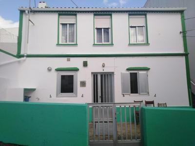 3 Bed House Sleeps 6 Pet-Friendly with Terrace