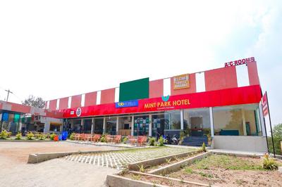 FabHotel Mint Park - Nr NMIMS College