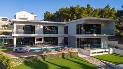Stylish 5-bedroom villa Aride with pool, sea views