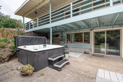 Basement Apartment w/ Hot Tub & Bombshelter!