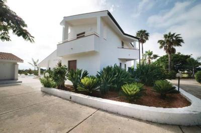 Villa delle Sterlizie con piscina e jacuzzi by Le Dhome Sicily