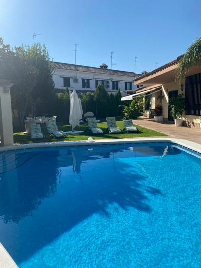 Villa con piscina muy cerca del mar