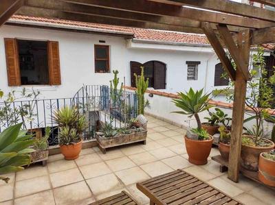 Casa em bairro tradicional com pátio e terraço