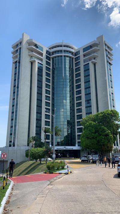 Apartamento no tropical executive hotel com varanda, 1 cama de casal e 2 camas de solteiro