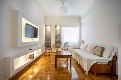 Acropolis Delux 1st FLR Aprt up 4 guests by LODGESPOT