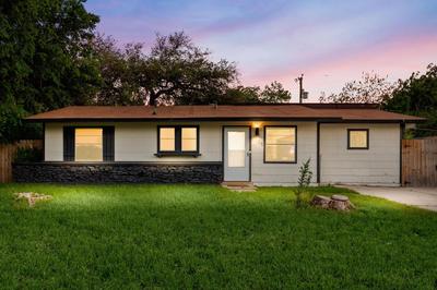 Cozy 3 bedroom with HOT TUB 2 min away from lackland