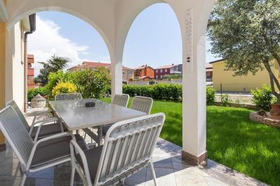 Schönes Ferienhaus Mit Swimmingpool