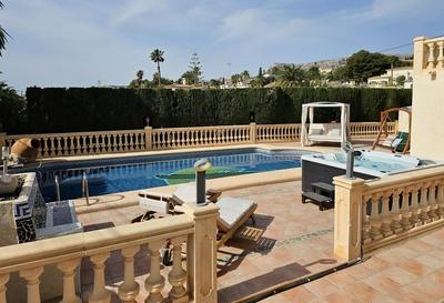 Luxury Villa - pool, hot tub, aircon, TVs, home cinema, office, Gbit Internet, sports equipment