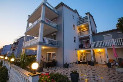 Erdgeschosswohnung mit Terrasse und Balkon