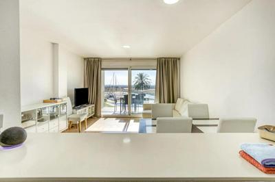 Apartament amb piscina i zona enjardinada
