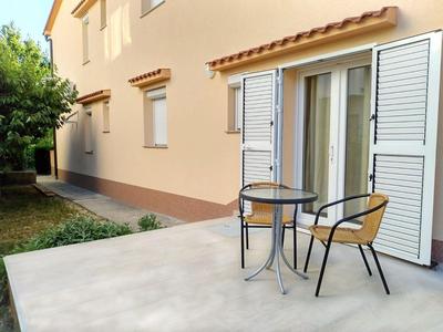 Studio im Erdgeschoss mit kleiner Terrasse