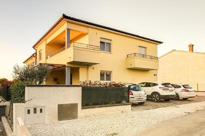 Geräumige Wohnung Mit Zwei Schlafzimmern In Pula