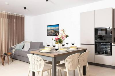 2Bed flat w shared heated pool in MLH by Homely!