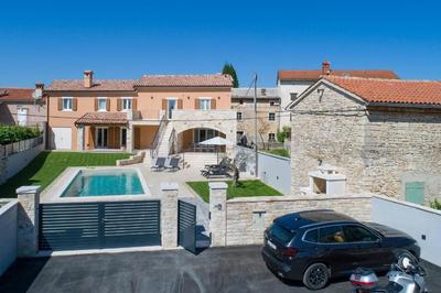 Villa Grande, Klimatisiert Und Mit Pool In Jursici