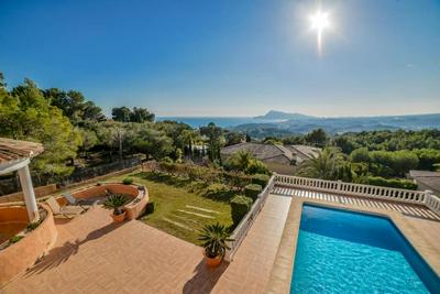 Villa mediterránea con vistas al mar en Sierra de Altea
