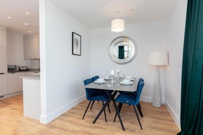 Deluxe South Central London Apartment