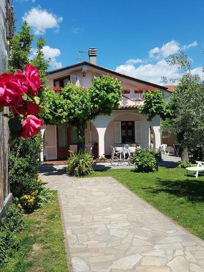 Villa im bekannten Strandort Forte dei Marmi mit schönem Garten und ruhig gelegen