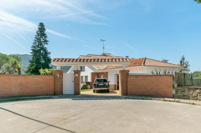 Large 5-Bed Villa, mountain and beach, at 30' from Barcelona & 10' from F1 Circuit