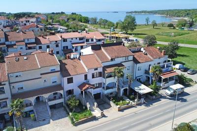 Mak charming close to the sea