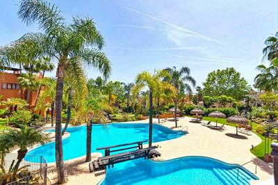 Luxury 4 BD Penthouse with Private Pool by Hostlovers