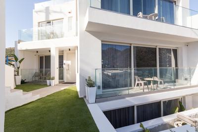 Villa Iris, beachfront, with jacuzzi, up to 9 guests, Mpali beach, Rethymno!