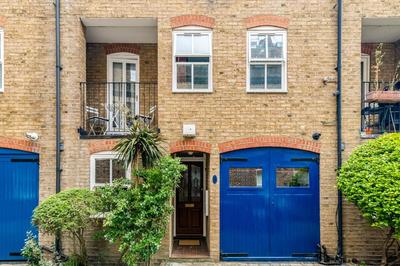 Charming 3-Bedroom London Townhouse Balcony