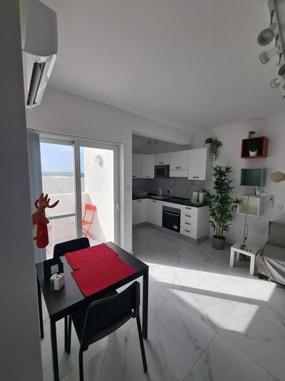 Top Floor with terrace and 5 mins walk to centre
