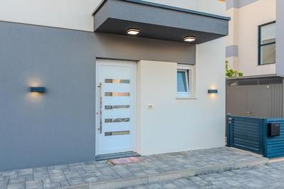 Magnolia modern house with spacious garden