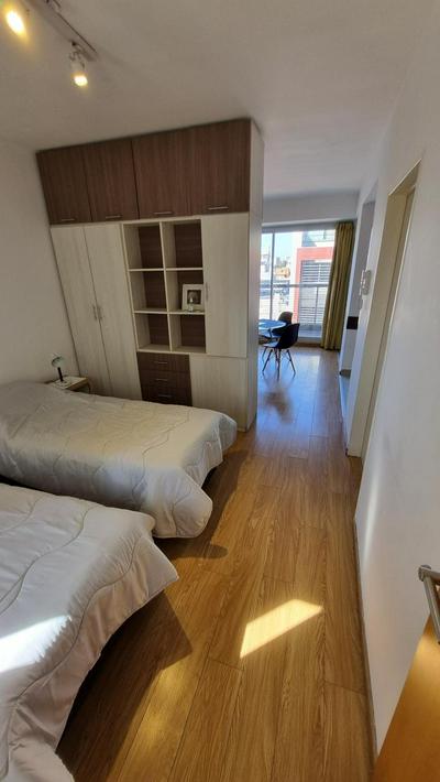 Luminoso en último piso. Con laundry, parrilla y pileta