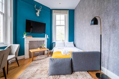 Sunny Corner Apartment in Center of London (2)