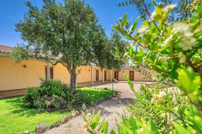 B&B with swimming pool between sea and countryside